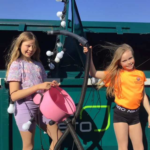 Hallo!Wij zijn groep 7/8 van het Baken en zijn bezig met de E-Waste Race?Het is inmiddels de laatste week en wij hebben jullie hulp hierbij nodig! Wij willen graag de eerste plaats van deze Race halen. Dan kunnen we een schoolreisje naar NEMO winnen. Als jullie elektrische apparaten over hebben dan kunnen jullie het bij ons inleveren. Dit kan tussen 8:30 en 14:45.Onze race duurt nog tot a.s. donderdagmorgen.De groeten van groep 7/8