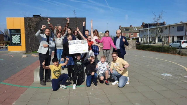 Hoera!! Het is gelukt! Groep 7/8 hun harde werk is beloond met een eerste plaats! Als beloning mogen ze naar NEMO! Ze kijken er nu al naar uit! (en de rest van de school wou dat ze al in groep 7/8 zaten!)https://www.eemskrant.nl/het-baken-wint-e-waste-race-2025-met-ruim-4-000-ingezamelde-apparaten/