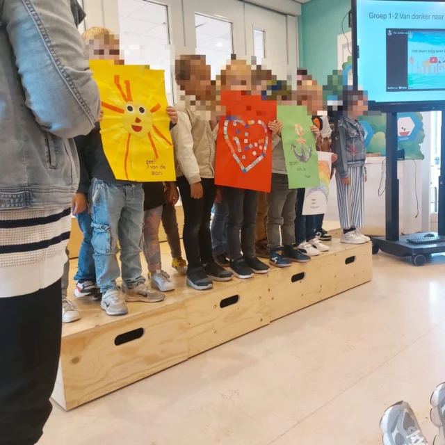 In de afgelopen week hebben we een mooie paasviering gehad. De leerlingen kunnen aan de hand van kleuren het paasverhaal navertellen. Groen is de kleur van de schepping, bruin van de zondeval, rood van Jezus lijden en sterven, blauw van de vergeving van onze zonden en geel/goud is de kleur van de toekomst.En gisteren hebben we de koningsspelen op school gevierd. Ook hadden we de sponsorloop voor stichting Sparrow. Een mooie volle week terwijl we maar vier dagen school hadden 😉.