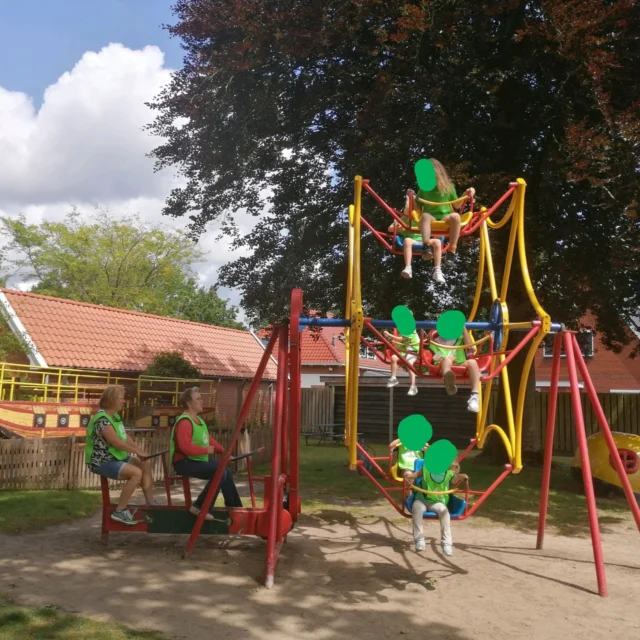 Vorige week zijn groep 1 t/m 6 op schoolreis geweest. Wat hadden ze een plezier! Groep 1/2 naar Sprookjeshof in Zuidlaren en groep 3 t/m 6 naar het Boomkroonpad. En later in de week had groep 3 t/m 8 sportdag. De leerlingen gingen verschillende sporten beoefenen, leuk om zo aan andere sporten te mogen 'snuffelen'. Het waren fijne dagen.