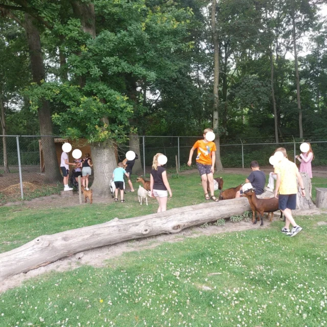 Vorige week op een heerlijk warme dag hadden we Muffendag. Op deze dag vierden we de verjaardagen van alle meesters en juffen bij ons op school, het was een heerlijke dag. Een dag met voor enkele groepen een bezoek aan de kinderboerderij en speeltuin, een djembe workshop voor alle groepen, samen spelletjes doen en leuke dingen maken. Deze dag hebben we afgesloten met een waterfeest.... ik denk dat we gerust kunnen zeggen dat de meesters en juffen blij waren dat ze droge kleding mee hadden 💧🙃