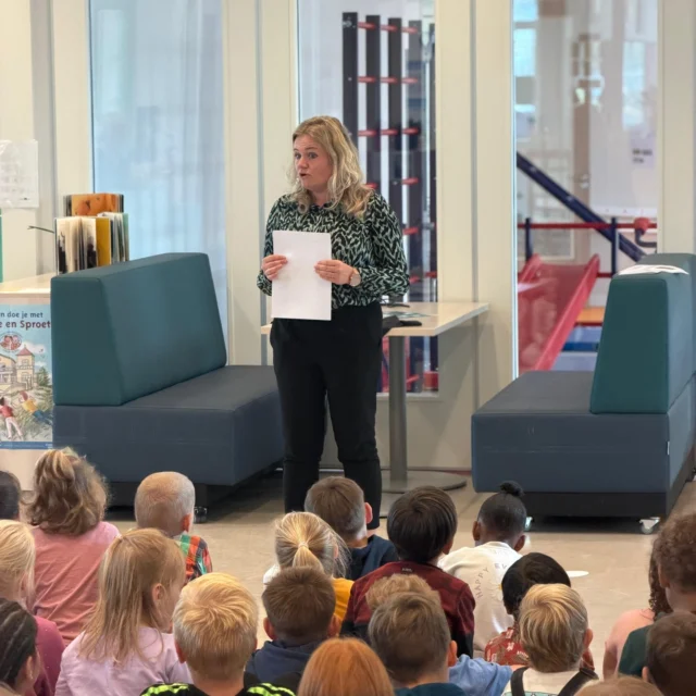 Op maandag zijn wij (alvast) begonnen met de Kinderboekenweek we hadden een gezamenlijke opening waarbij alle groepen een zwart boek kregen. Het was een heel mooi boek maar.... er stond niets op of in. Aan de leerlingen de taak om via een spel te ontdekken wat het geheim van het boek was. Na een leuke speurtocht gingen de leerlingen aan het puzzelen met de gevonden letters waarna er 'schijn met een lamp op het boek' te lezen was. Met een speciale lamp konden we lezen wat er op de boeken stond. Het grote boek van groep .... Elke groep kan de komende weken dit boek vullen met verhalen en tekeningen. Op dinsdag kwam de kinderboeken schrijfster Corien Oranje bij ons op school langs. Wat een mooi begin van deze speciale weken.