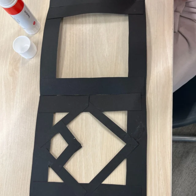 Afgelopen maandag hebben we (met de zeer gewaardeerde hulp van enkele ouders) de lampionnen voor 11 november gemaakt. Wat hebben de leerlingen hun best gedaan en wat zijn de lampionnen mooi geworden. Met de resultaten zal het vast een mooi feest worden volgende week! Alle helpers heel hartelijk bedankt #sintmaarten