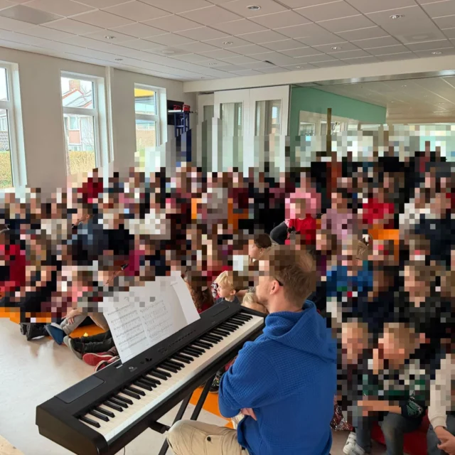 Afgelopen vrijdag was alweer de laatste dag voor de kerstvakantie. We hebben met de hele school mooie kerststukjes gemaakt en daarna samen een kerstviering gehouden. Het was weer genieten om al die kinderen lekker bezig te zien met hun kerststukjes en daarna hun best zien te doen om de aangeleerde liederen te zingen en voorlezen van hun teksten. We zijn trots op ze allemaal!Dankbaar voor alle ouders die deze morgen meehielpen met klaarzetten, kerststukjes maken, opruimen en groen meenemen. En natuurlijk ook fijn dat zoveel ouders bij de kerstviering aanwezig waren!Ook bedanken we @judiths_bloemenwerk bloemenwerk voor het mooie materiaal.