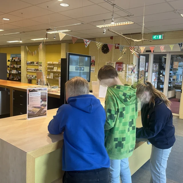 Groep 5/6 is gisteren naar de bibliotheek geweest om daar in spelvorm te leren hoe je boeken en informatie in de bibliotheek kan vinden. Het was een leuke en leerzame ochtend. We hadden twee ouders mee als begeleiding, hartelijk dank hiervoor!